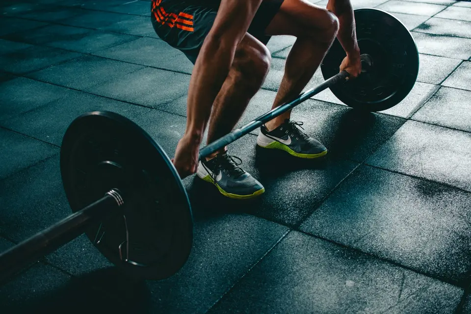 Manubri e attrezzatura da palestra sul pavimento